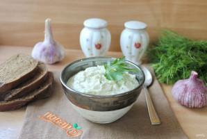 Творожный соус с чесноком и зеленью