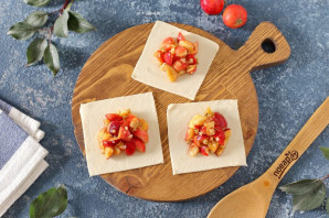 Слойки с яблоками и орехами