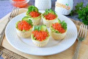 Тарталетки с икрой и авокадо
