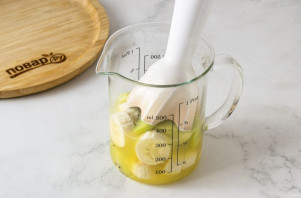 Смузи из банана, киви и апельсина