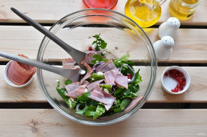 Салат с персиками