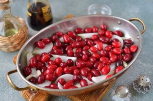 Курица с кизилом в духовке