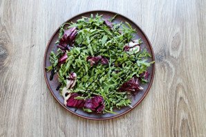 Салат с сыром с плесенью и грушей