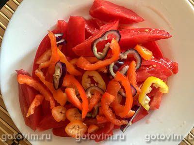 Салат из помидоров со сладким перцем, брынзой и уксусной заправкой