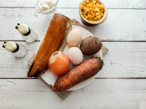 Слоеный салат с копченой рыбой