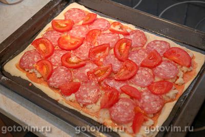 Пицца из готового теста с колбасой и картофельным пюре