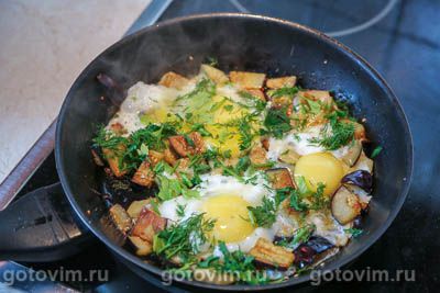 Яичница глазунья с баклажанами