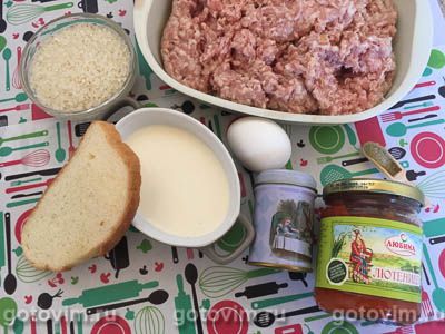 Тефтели с рисом и болгарским соусом лютеница