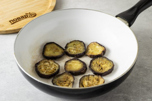 Салат из баклажанов, феты и персиков Салат из баклажанов, феты и персиков