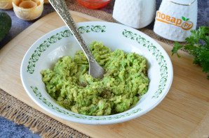 Тарталетки с икрой и авокадо