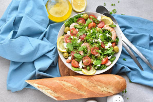 Салат с креветками и брынзой