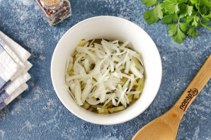 Салат с селедкой и маринованными огурцами