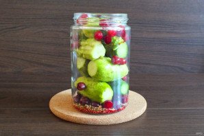 Огурцы с клюквой на зиму