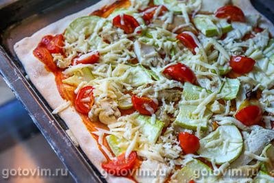 Пицца из готового теста с курицей и кабачками