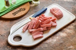 Салат с ветчиной, помидорами и базиликом