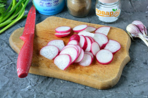 Салат с брокколи и редисом