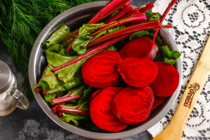 Маринованная свекла с ботвой Маринованная свекла с ботвой