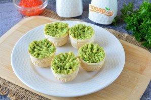 Тарталетки с икрой и авокадо
