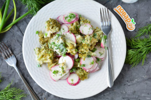 Салат с брокколи и редисом