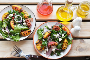 Салат с персиками