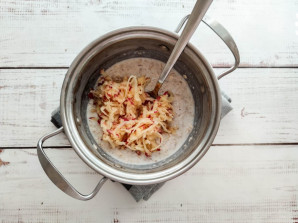 Овсяная каша с яблоком и изюмом Овсяная каша с яблоком и изюмом