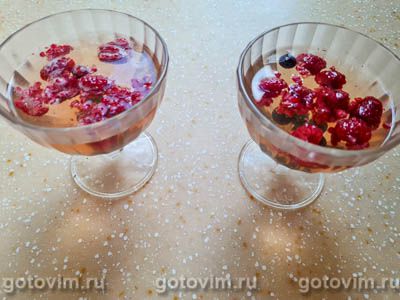 Желе из шампанского и ягод Желе из шампанского и ягод