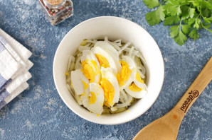 Салат с селедкой и маринованными огурцами