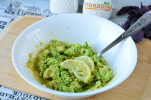 Брускетты с рыбой и авокадо