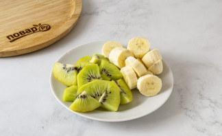 Смузи из банана, киви и апельсина