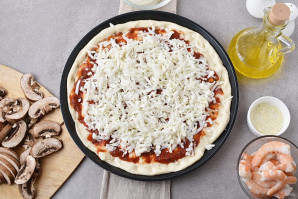 Пицца с креветками и грибами