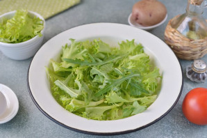 Салат с анчоусами и рукколой