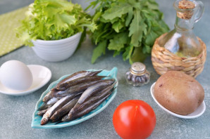 Салат с анчоусами и рукколой