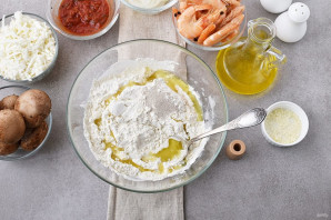 Пицца с креветками и грибами