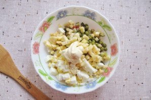 Салат "Лаура" с крабовыми палочками и яблоком