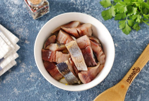 Салат с селедкой и маринованными огурцами