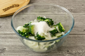 Салат из огурцов на зиму "Пальчики оближешь" Салат из огурцов на зиму "Пальчики оближешь"