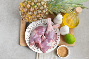 Утка с ананасами