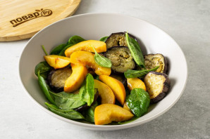 Салат из баклажанов, феты и персиков Салат из баклажанов, феты и персиков