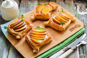 Слойки с творогом и персиками