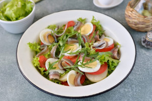 Салат с анчоусами и рукколой