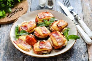 Баклажаны запеченные с сыром, помидорами и беконом