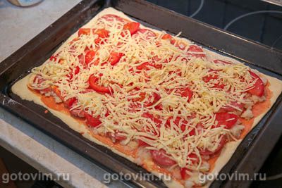 Пицца из готового теста с колбасой и картофельным пюре