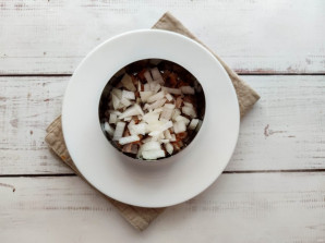 Слоеный салат с копченой рыбой