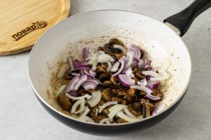 Салат с грибами шампиньонами жареными