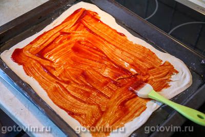 Пицца из готового теста с курицей и кабачками