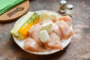 Куриные биточки с цукини и овощами Куриные биточки с цукини и овощами