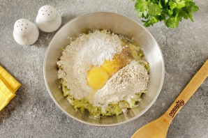 Рулет из кабачков с семгой и сыром