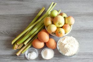 Пирог с ревенем и яблоками в мультиварке