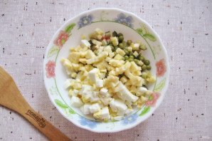 Салат "Лаура" с крабовыми палочками и яблоком