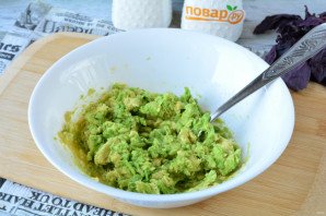 Брускетты с рыбой и авокадо